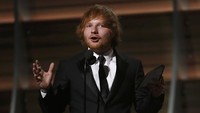 Wajah kebahagiaan Ed Sheeran yang memenangkan Song of the Year lewat lagunya Thinking Out Loud. REUTERS/Mario Anzuoni/detikFoto.