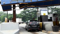 Gerbang tol Cikunir Minggu (14/2) roboh akibat hujan deras disertai angin kencang.