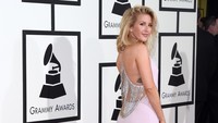 Pangeran Harry dan Ellie Goulding memang tidak pernah secara resmi mengakui hubungan mereka namun keduanya pernah tertangkap kamera berciuman di dalam mobil pada bulan Juni 2016 sehingga menimbulkan spekulasi bahwa keduanya memang pernah menjalin hubungan. Foto: Jason Merritt/Getty Images for NARAS