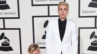 Pelantun Im Sorry itu menggandeng adiknya, Jaxon Bieber. Jason Merritt/Getty Images for NARAS/detikFoto.