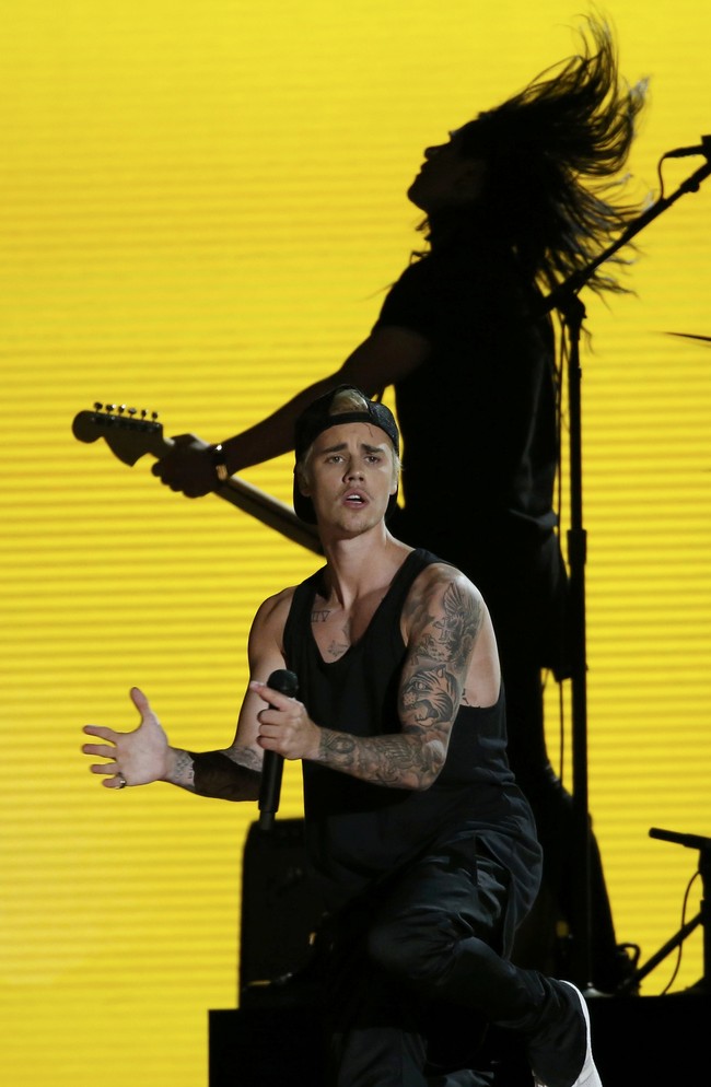 Masih di tahun yang sama, Justin kembali berulah dengan mencorat-coret sebuah situs bersejarah di Brasil yang berujung di meja hijau. Pada 2017, jaksa menutup kasus hukum yang melibatkan Justin Bieber setelah mantan kekasih Selena Gomez itu membayar denda sebesar US$6.000 atau Rp 84 juta atas kasus vandalisme. (Foto: REUTERS/Mario Anzuoni)