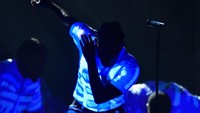 Semua terdiam sesaat kala lagu Alright mulai dinyanyikan, tapi dengan versi berbeda. Kevork Djansezian/Getty Images/detikFoto.