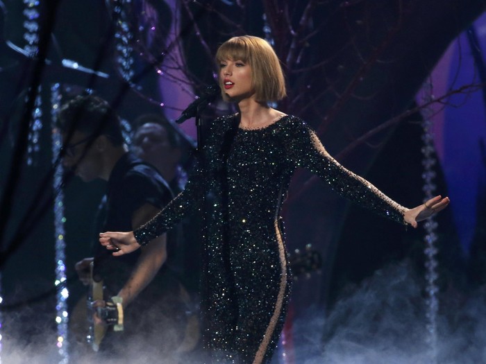 Taylor Swift performs Out of the Woods at the 58th Grammy Awards in Los Angeles, California February 15, 2016.  REUTERS/Mario Anzuoni
