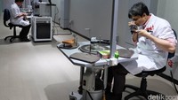 Di lorong ruangan berdinding kaca, hadir sejumlah pria berpakaian putih ala dokter yang mengerjakan material mentah batu permata (rough diamond) asal Kalimantan hingga menghasilkan tampilan berlian nan menawan.