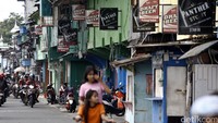 Warga tetap beraktivitas di kawasan lokalisasi Kalijodo, Penjaringan, Jakarta Utara, Selasa (16/2/2016).