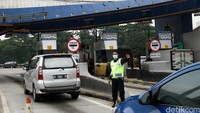 Setelah terjadinya atap rubuh pada minggu kemarin tampak suasana gerbang tol berjalan normal meski atap rubuh masih terlihat. 