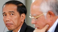 Presiden Jokowi menyimak sambutan yang disampaikan Presiden Obama. Mike Blake/Reuters/detikFoto.
