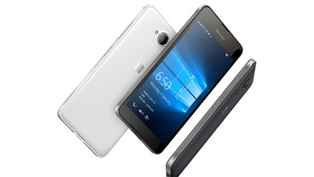 Lumia 650 akan mulai dipasarkan 18 Februari mendatang. Hadir dalam dua varian warna, putih dan hitam. Foto: Microsoft