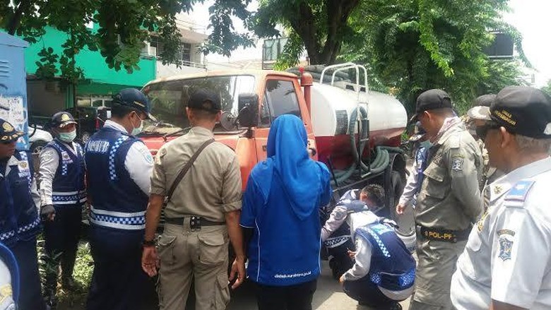 10 Kendaraan dan Tiga Digembosi Lantaran Nekat Parkir di Atas Pedestrian 10 Kendaraan dan Tiga Digembosi Lantaran Nekat Parkir di Atas Pedestrian