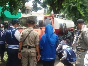 10 Kendaraan dan Tiga Digembosi Lantaran Nekat Parkir di Atas Pedestrian