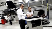 Sales Manager Maserati Indonesia Hamdani dan Workshop Manager Maserati Indonesia Agus Trikuncoro, mengamati layar monitor alat pendiagnosa mesin Maserati Diagnosi daring (online) di Showroom dan Workshop Maserati Indonesia, di Jakarta, Selasa (16/02/2016).