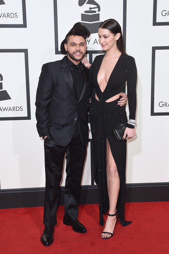 The Weeknd dan Bella Hadid bertemu muka saat runway Victorias Secret pada November 2016 lalu. Kala itu mereka sudah putus dan Bella kedapatan bermuka super jutek saat melewati The Weeknd yang bernyanyi di panggung. Namun sesudahnya Bella mengirimkan pesan terima kasih pada The Weeknd yang sudah mengisi acara tersebut dan mengklarifikasi bahwa dia hanya gugup kala itu. Foto: Jason Merritt/Getty Images for NARAS