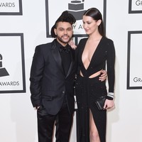 The Weeknd dan Bella Hadid bertemu muka saat runway Victorias Secret pada November 2016 lalu. Kala itu mereka sudah putus dan Bella kedapatan bermuka super jutek saat melewati The Weeknd yang bernyanyi di panggung. Namun sesudahnya Bella mengirimkan pesan terima kasih pada The Weeknd yang sudah mengisi acara tersebut dan mengklarifikasi bahwa dia hanya gugup kala itu. Foto: Jason Merritt/Getty Images for NARAS