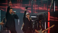 Pitbull tampil sebagai penutup pada malam itu bersama Robin Thicke. Kevork Djansezian/Getty Images/detikFoto.