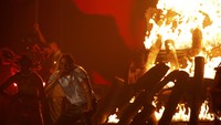 Lamar juga membawa api ke dalam panggung Grammy ke-58. REUTERS/Mario Anzuoni/detikFoto.