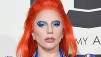 Gaga tampil dengan rambut ala David Bowie. Jason Merritt/Getty Images for NARAS/detikFoto.