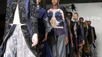 Sentuhan musik etnik Indonesia yang digarap secara modern mengalun sekaligus menandakan pagelaran dimulai. Satu per satu model melangkah dengan anggun, mengantarkan Balijava dengan koleksi Batik Kudus tampil modern dan elegan di runway Fashion Gallery New York Fashion Week 2016. Pool/Rara.