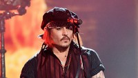 Aksi Johnny Depp di atas panggung. Kevork Djansezian/Getty Images/detikFoto.