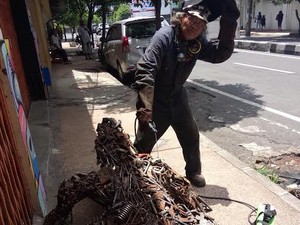 Ono Man of Steel Ingin Bangun Galeri Seni Patung Besi dari Rongsokan