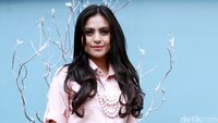 Hal ini membuat bintang film Hantu Jeruk Purut itu selalu mendampingi sang putri. Pool/Palevi S/detikFoto.