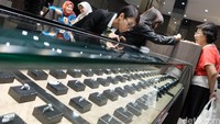 Selain objek wisata edukasi, IWP sekaligus tempat belanja bagi penyuka berlian.