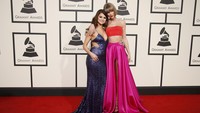 Taylor Swift menggandeng Selena Gomez di red carpet. REUTERS/Danny Moloshok/detikFoto.