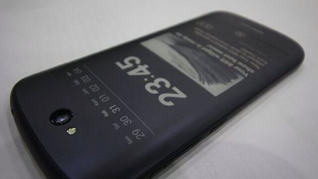 Ini bagian belakang YotaPhone 2.