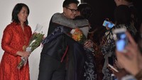 Desainer Indonesia, Denny Wirawan bersama Bakti Budaya Djarum Foundation membawa wastra Indonesia ke panggung fashion dunia, Fashion Gallery New York Fashion Week (FGNYFW) 2016, melalui lini etniknya Balijava dengan koleksi Batik Kudus. Pool/Rara.