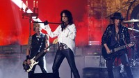 Alice Cooper, Joe Perry (Aerosmith), Johnny Depp, dibantu oleh Duff McKegan dan Matt Sorum (GnR), mereka memporak-porandakan Staples Center, Los Angeles, Amerika Serikat, Senin (15/2/2016) waktu setempat. REUTERS/Mario Anzuoni/detikFoto.