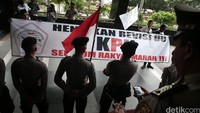 Demonstran juga mengibarkan bendera merah putih di depan gedung KPK.
