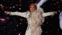 Lady Gaga menghidupkan sosok Ziggy Stardust di panggung Grammy ke-58.