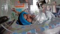 Bayi tersebut dirawat di inkubator.