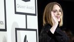 Adele Menawan Bergaun Hitam di Grammy Awards 2016