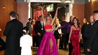 Taylor Swift dan Selena Gomez. Christopher Polk/Getty Images for NARAS/detikFoto.