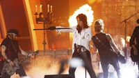 Kobaran api tak henti seolah pertanda semangat rock n roll yang tak pernah surut. REUTERS/Mario Anzuoni/detikFoto.
