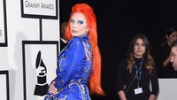 Pelantun Applause itu selalu tampil maksimal di red carpet. Jason Merritt/Getty Images for NARAS/detikFoto.