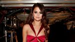 Selena Gomez Lebih Seksi dengan Dress Merah atau Biru di Grammy 2016?