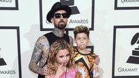 Travis Barker dengan dua anaknya, Alabama Barker dan Landon Barker. Jason Merritt/Getty Images for NARAS/detikFoto.