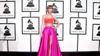 Lewat busana tersebut, Taylor terlihat seksi juga cantik. Jason Merritt/Getty Images for NARAS/detikFoto.