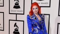 Lady Gaga tampil ala David Bowie. Jason Merritt/Getty Images for NARAS/detikFoto.