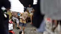 Penutupan tersebut selama masa sosialisasi dan rencana penertiban dan pengembalian lahan hijau (Ruang Terbuka Hijau) di kawasan tersebut.