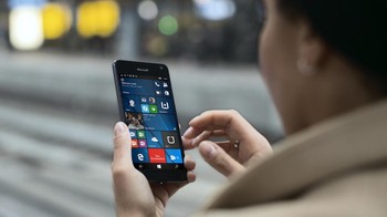  Mengusung layar OLED 5 inch dengan resolusi 1280x720 pixel. Foto: Microsoft