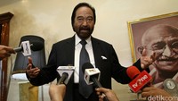Surya Paloh memberikan keterangan pers di kantor DPP NasDem,Jl Gondangdia, Jakarta Pusat, Selasa (16/2/2016).