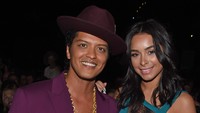 Bruno Mars dan Jessica Caban. Christopher Polk/Getty Images for NARAS/detikFoto.