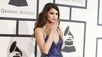Dazzling... Selena Gomez Tak Kalah Seksi dari Taylor Swift