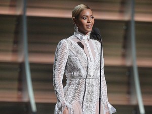 Gaun-gaun Terseksi Selebriti di Grammy Awards 2016