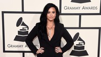 Demi tampil simple dengan blazer hitam dan rok hitam dengan belahan kaki tinggi sepaha. Jason Merritt/Getty Images for NARAS/detikFoto.