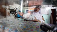Perawat memasukan bayi tersebut ke ruang inkubator.