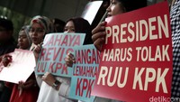 Demonstran meminta presiden menolak revisi UU KPK.