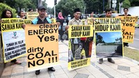 Warga Batang demo di kawasan Mega Kuningan, Jakarta Selatan, Selasa (16/2/2016).